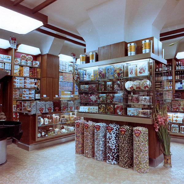 Interno torrefazione/drogheria con torrefattrice sulla sinistra 1980